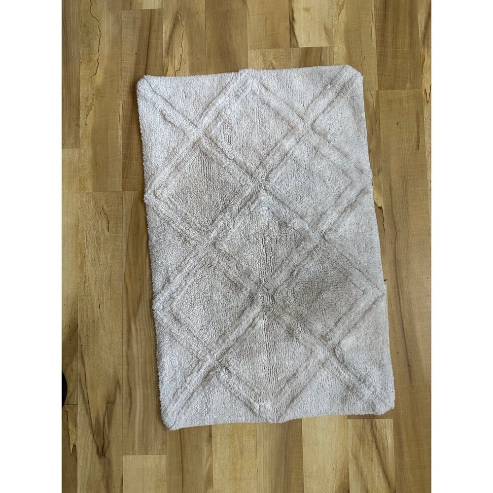 Plush Diamond Pattern Bath Mat